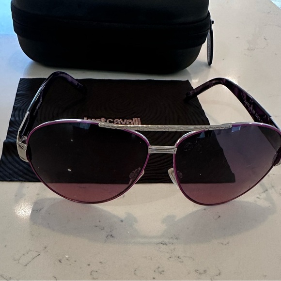 Just Cavalli JC400S Metal frame
Plastic lens
Lens width: 62 millimeters - Picture 3 of 4